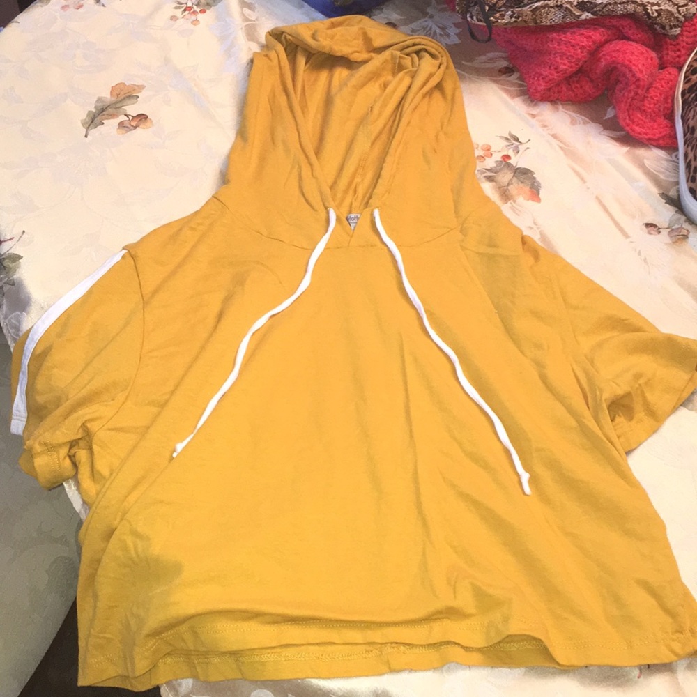 Cropped yellow hooded tee